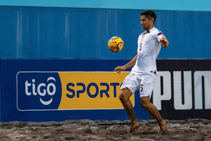 Former Syracuse captain Nico Perea found a new beginning in beach soccer in 2020.